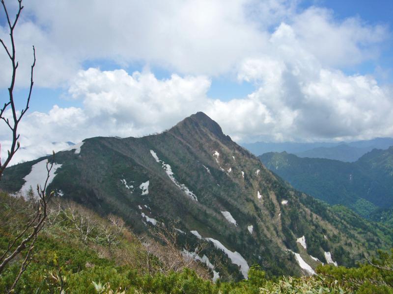 乙妻山から望む高妻山