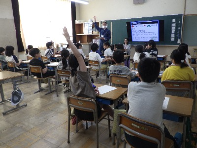 妙高小学校児童が積極的に答えている様子