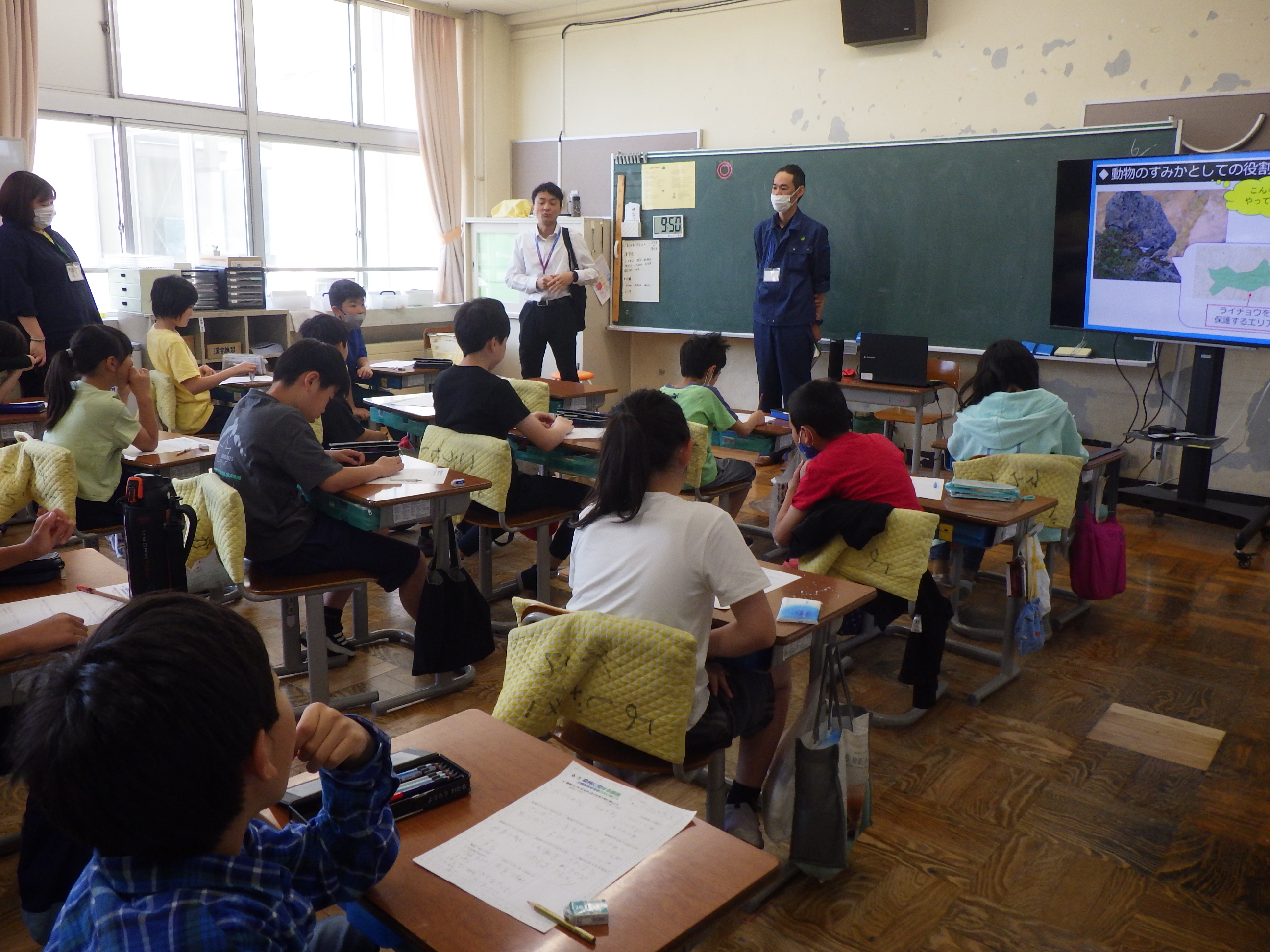 授業でしっかり生徒が聞いている様子