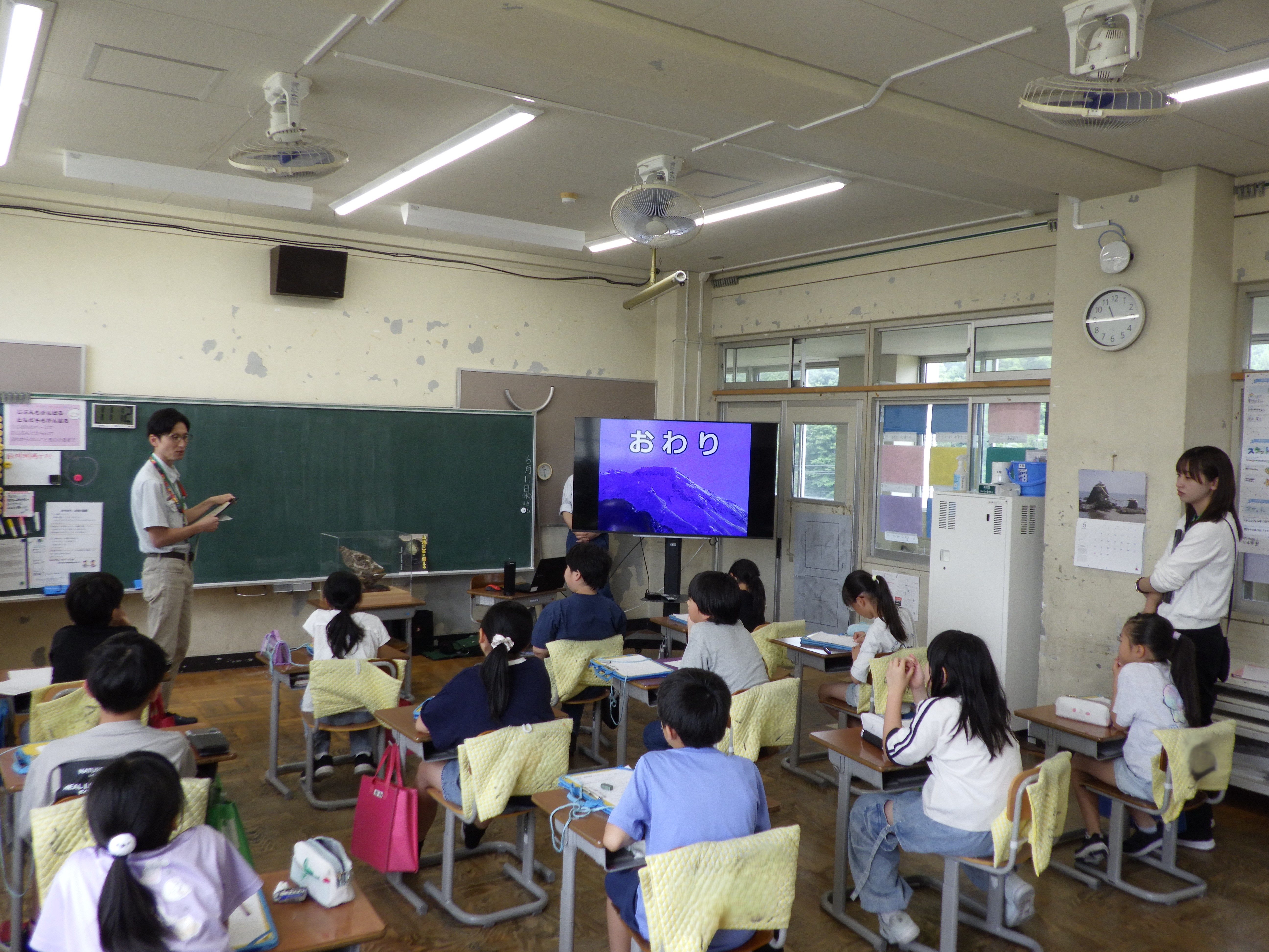 教室ではく製を見ている様子