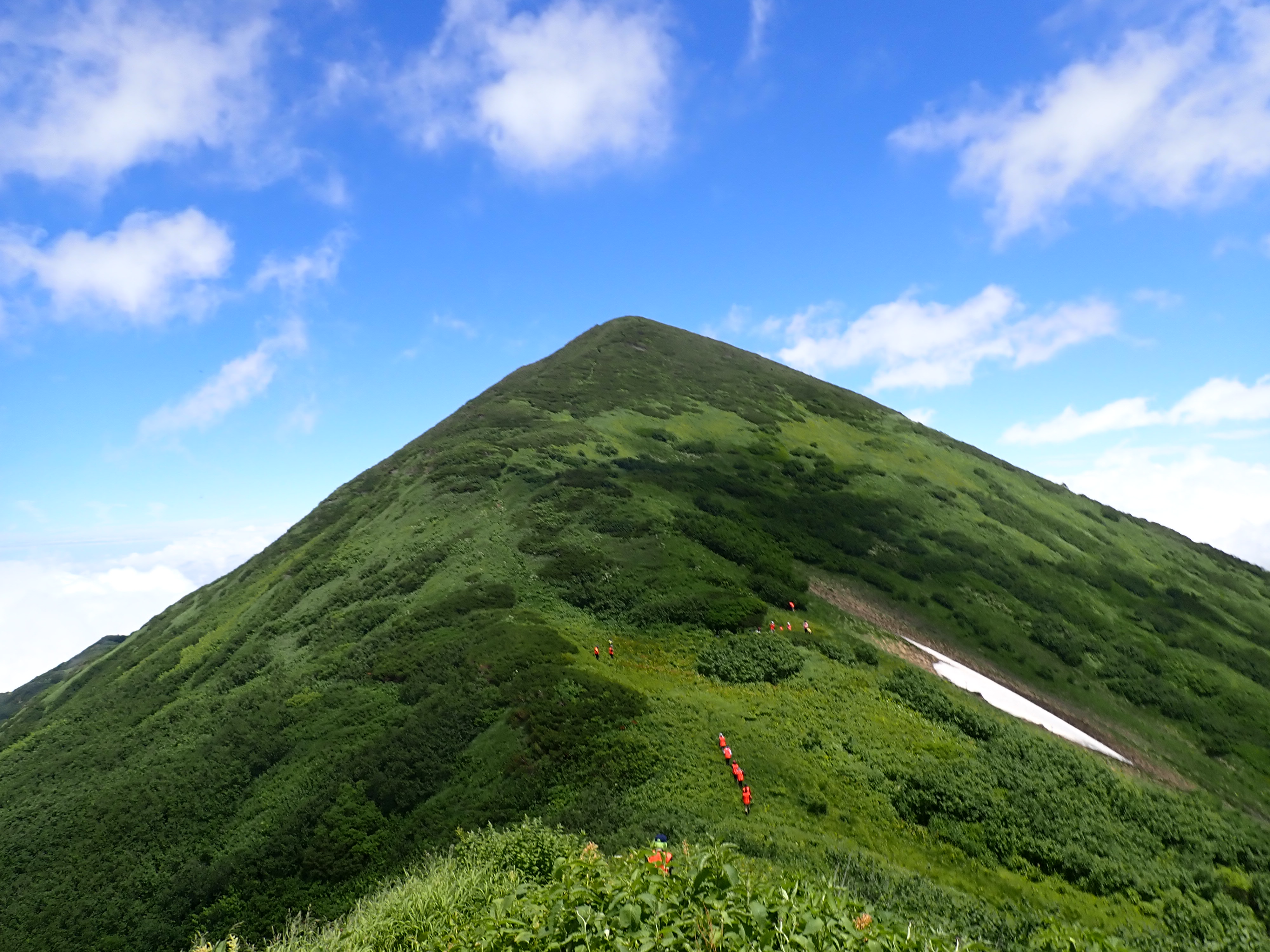 影火打から火打山山頂を望む
