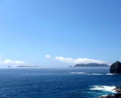 姪島（左）と妹島（右）