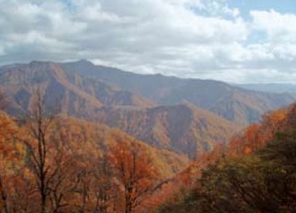 スーパーラインより朝日山地を望む