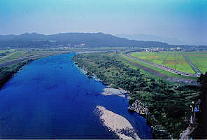 清流荒川と関川盆地