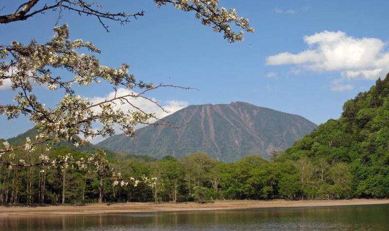 西ノ湖と男体山