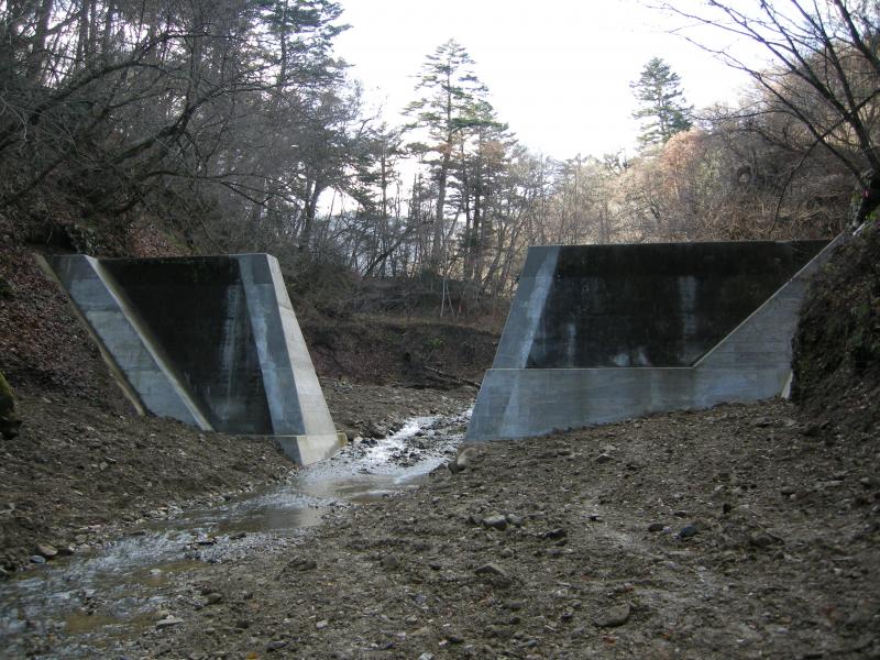 中央部を撤去した治山ダム