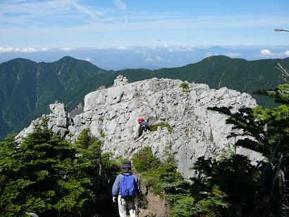 厳かに白く輝く光岩