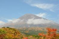 紅葉に染まる富士山