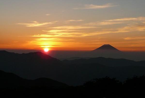 隣のイザルガ岳からの朝焼け