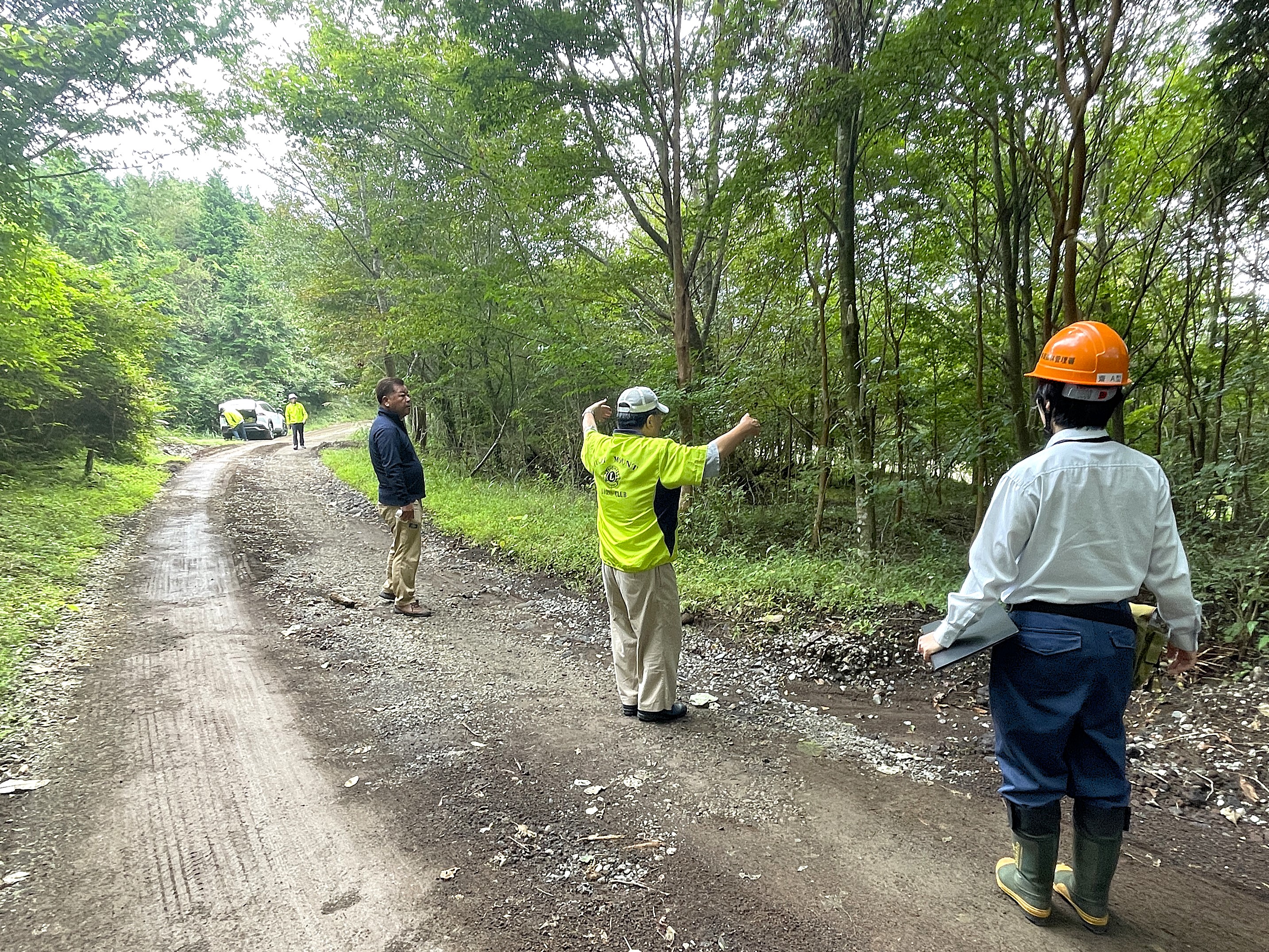現地で確認している様子