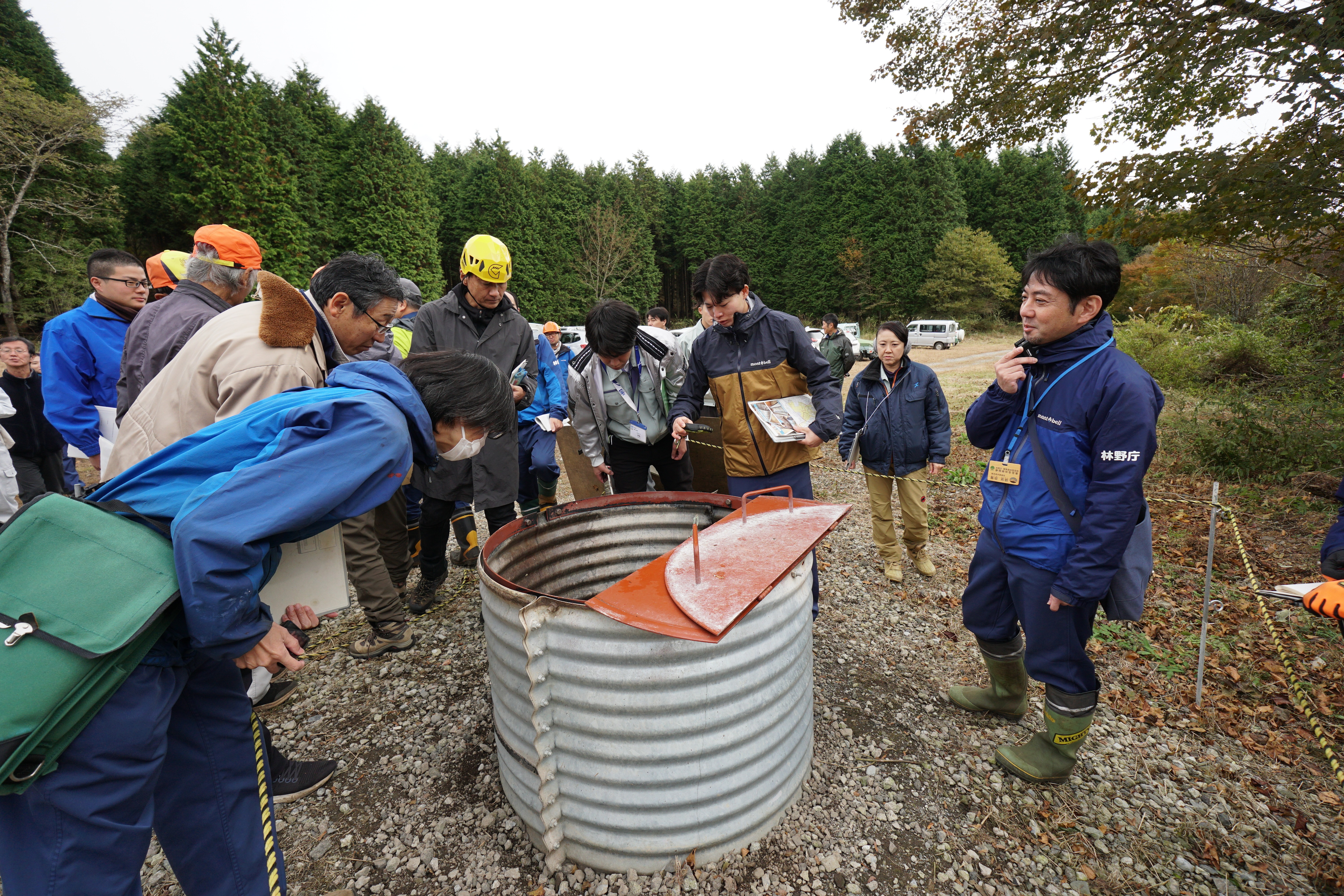 中を見学する様子