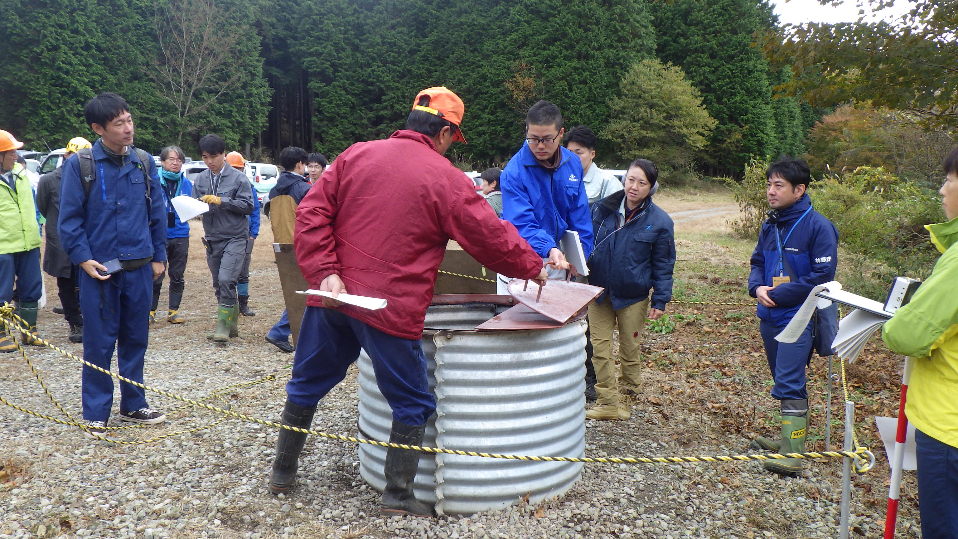 蓋の重さを確かめる様子
