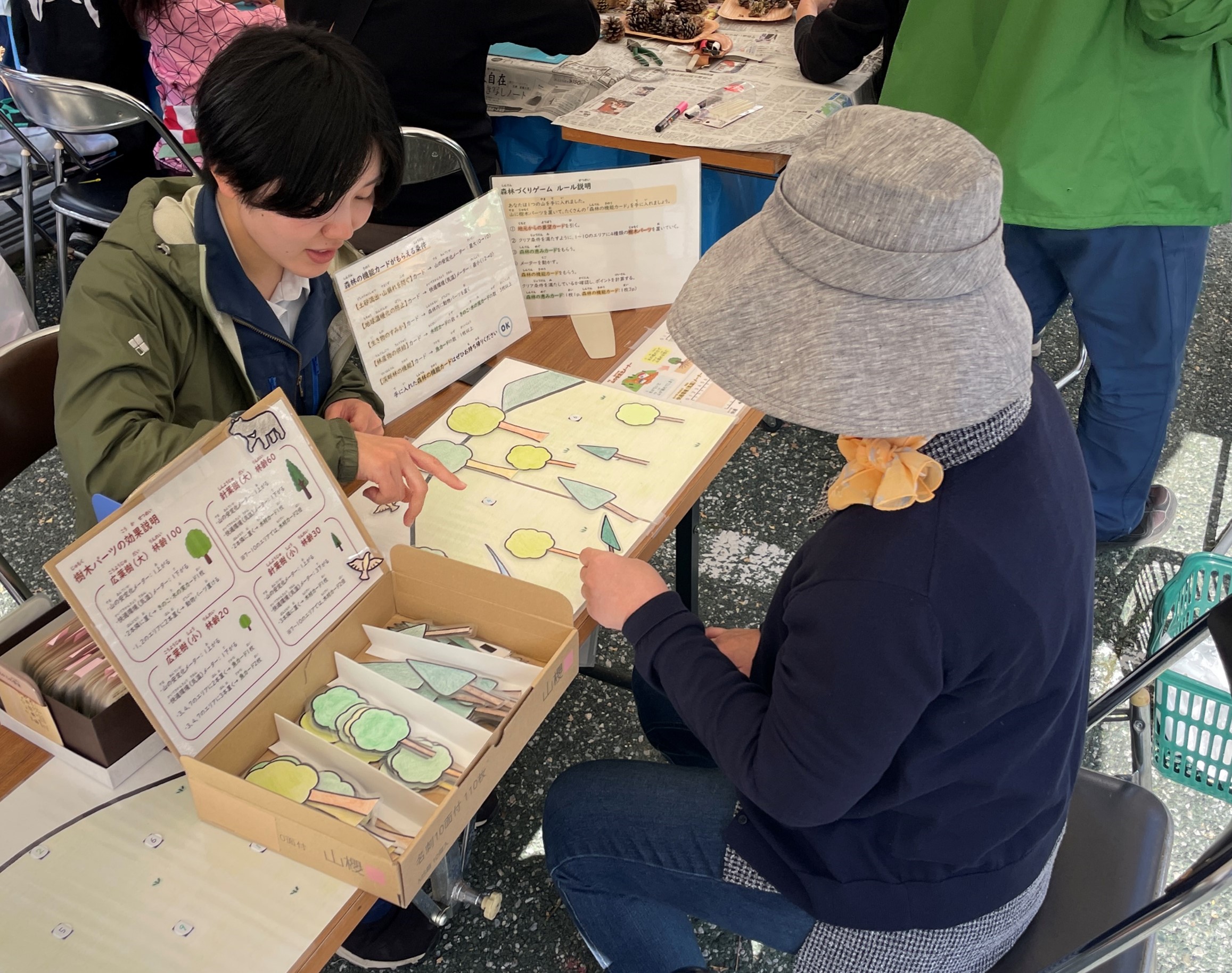 樹木パーツを並べる様子