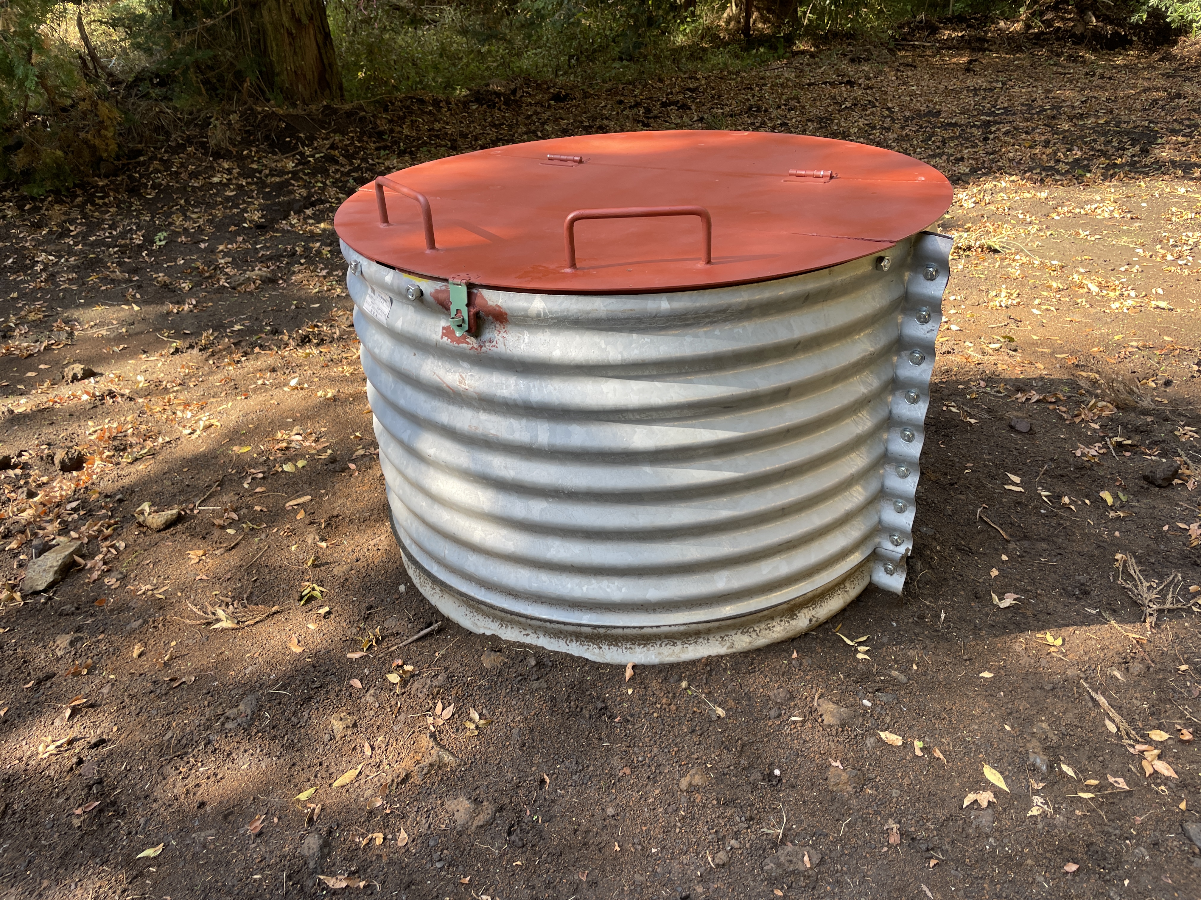 国有林内に設置した残渣減容化処理容器