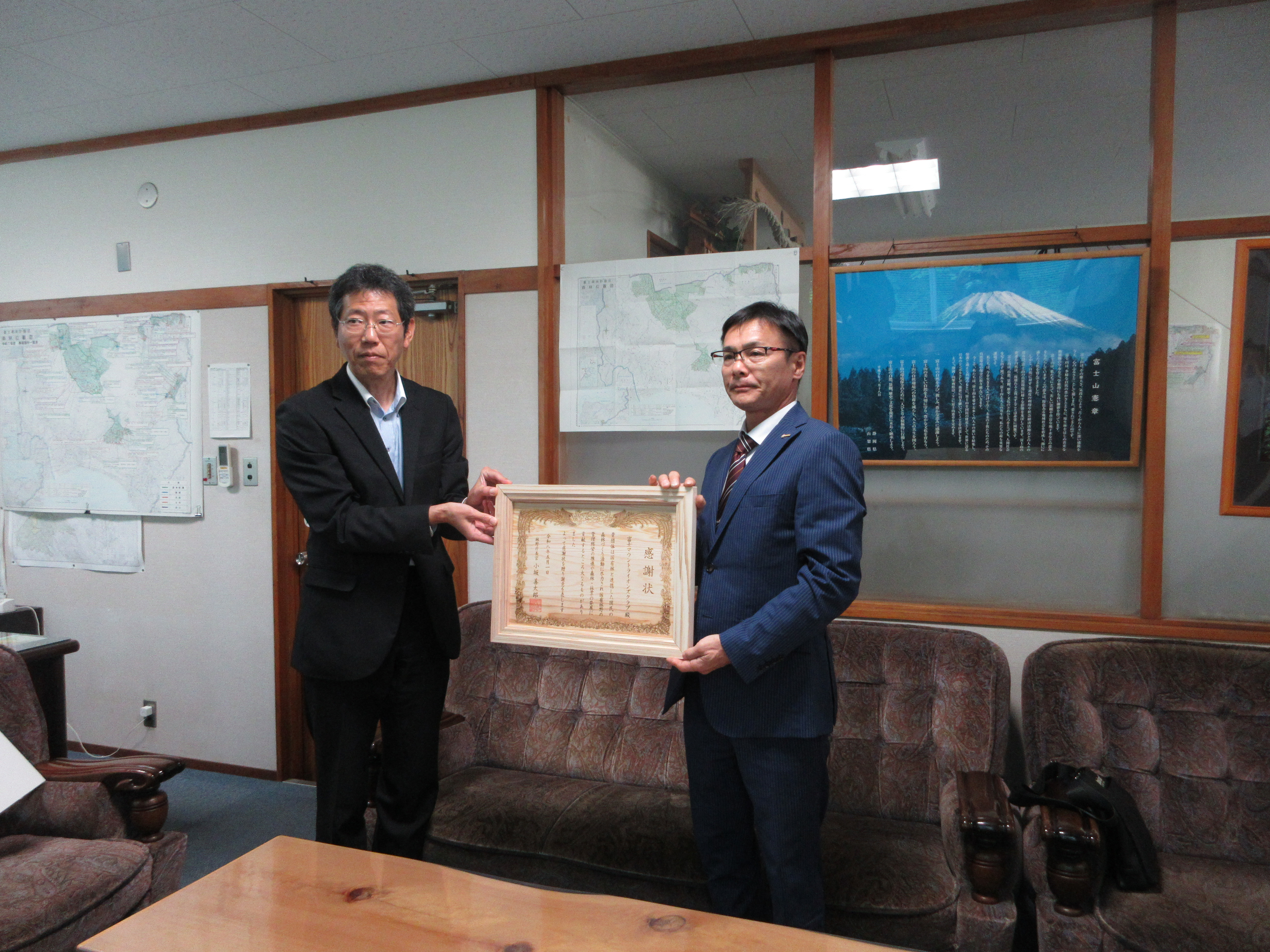 長官感謝状の贈呈　杉山会長（右）