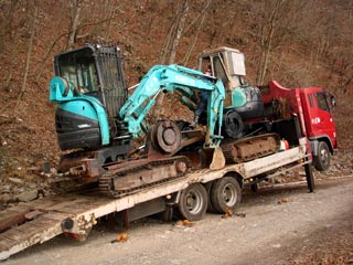 建設機械を運ぶトラック