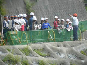 治山工事中のゴボウ薙を見学しているところ
