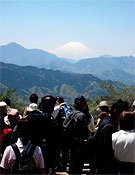 高尾山頂から富士山の勇姿に見入るハイカー