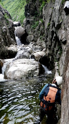 1308谷筋は狭く切り立っています