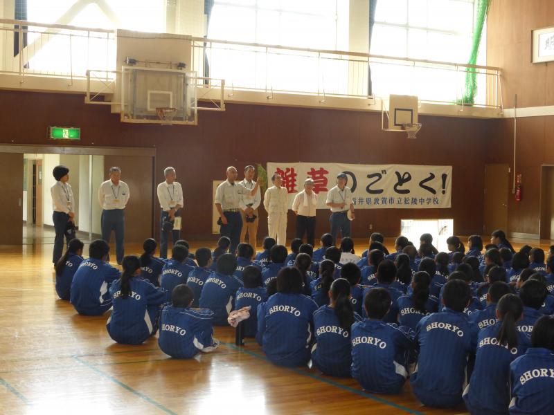 メリケンカルカヤ駆除の必要性を説明する福井森林管理署職員