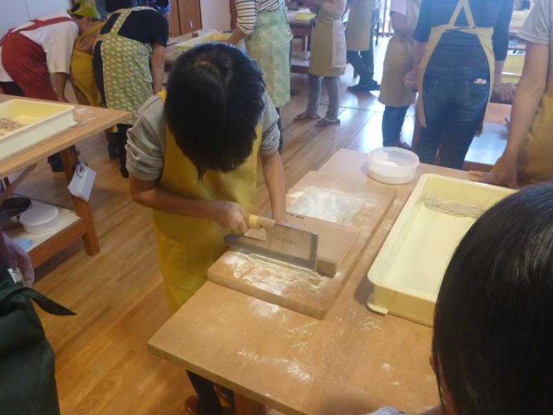 そば打ち体験の様子