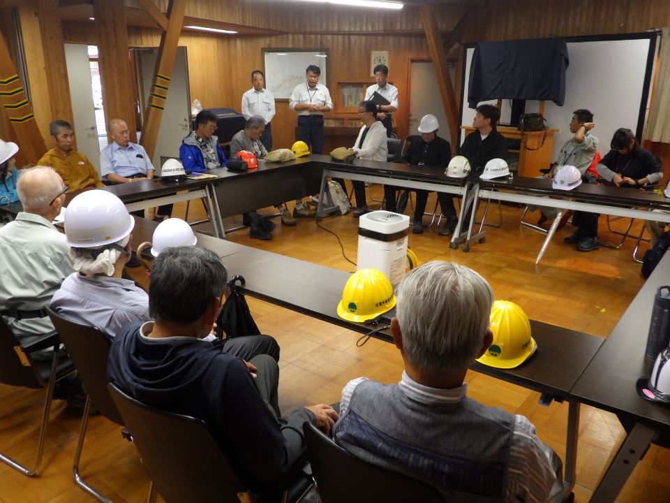 会議室で研修内容の概要を説明する様子の写真