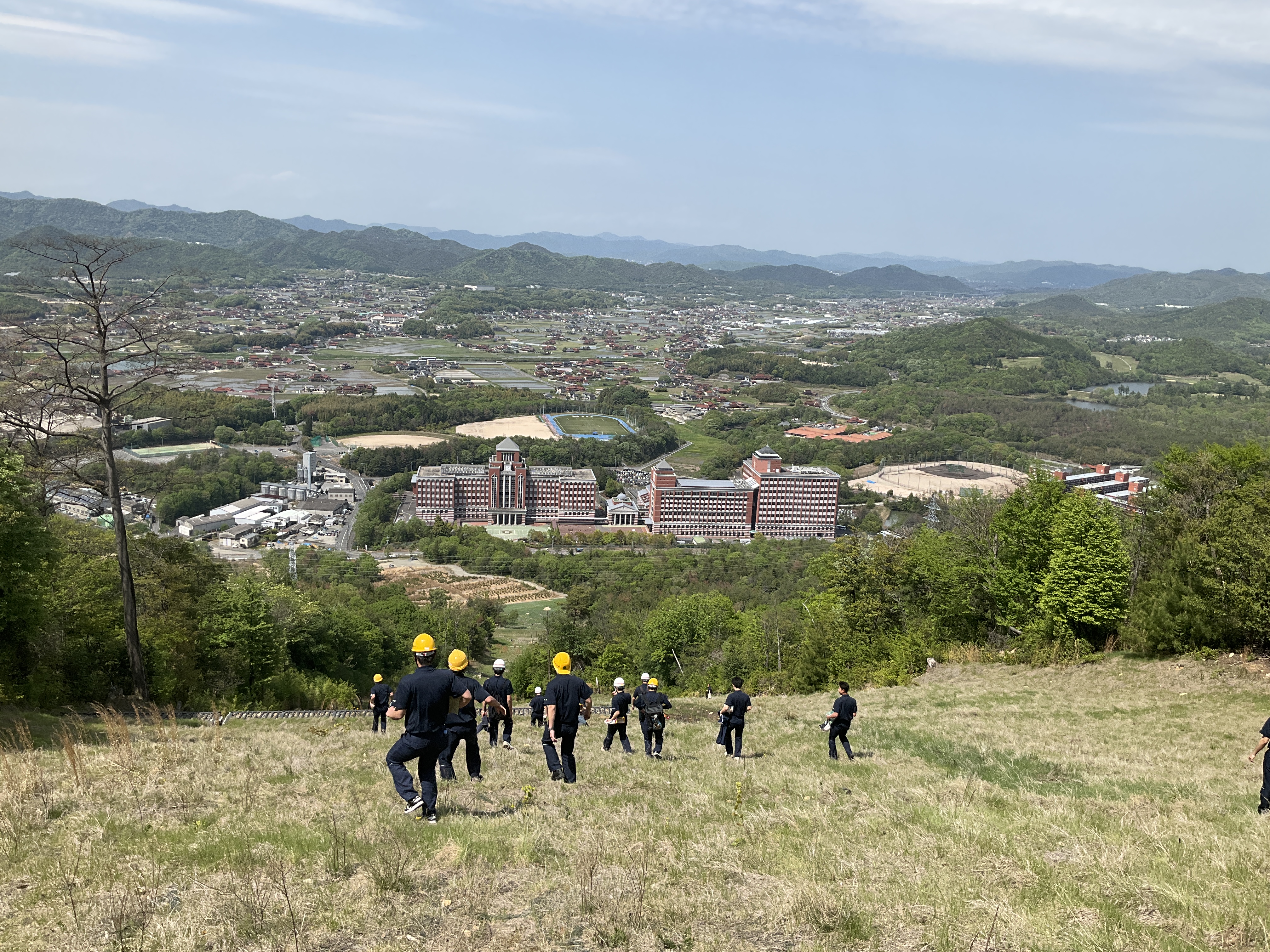 治山工事後の現場を歩いて見学する学生