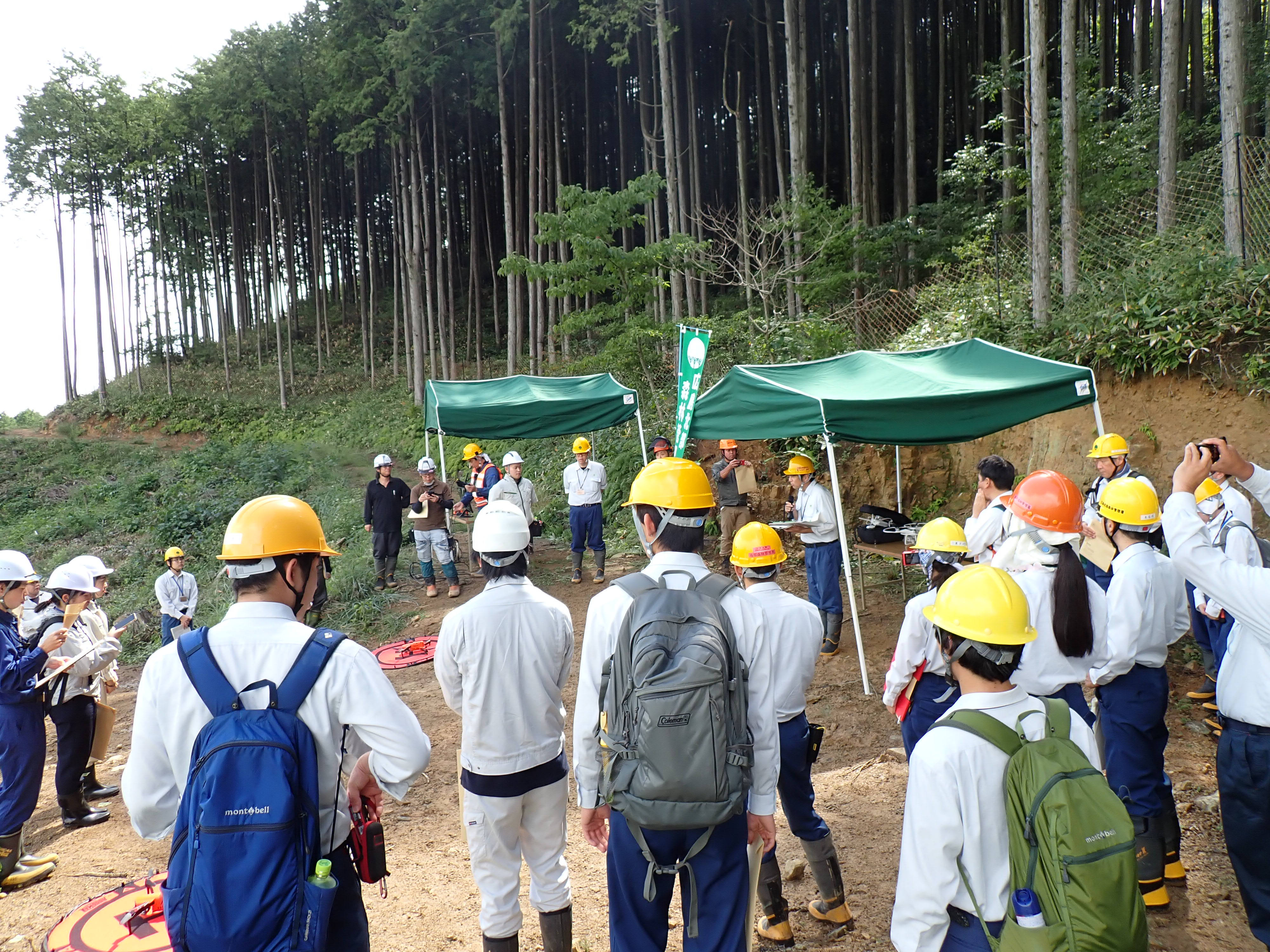 現場会場においてドローン飛行を行い参加者へ説明