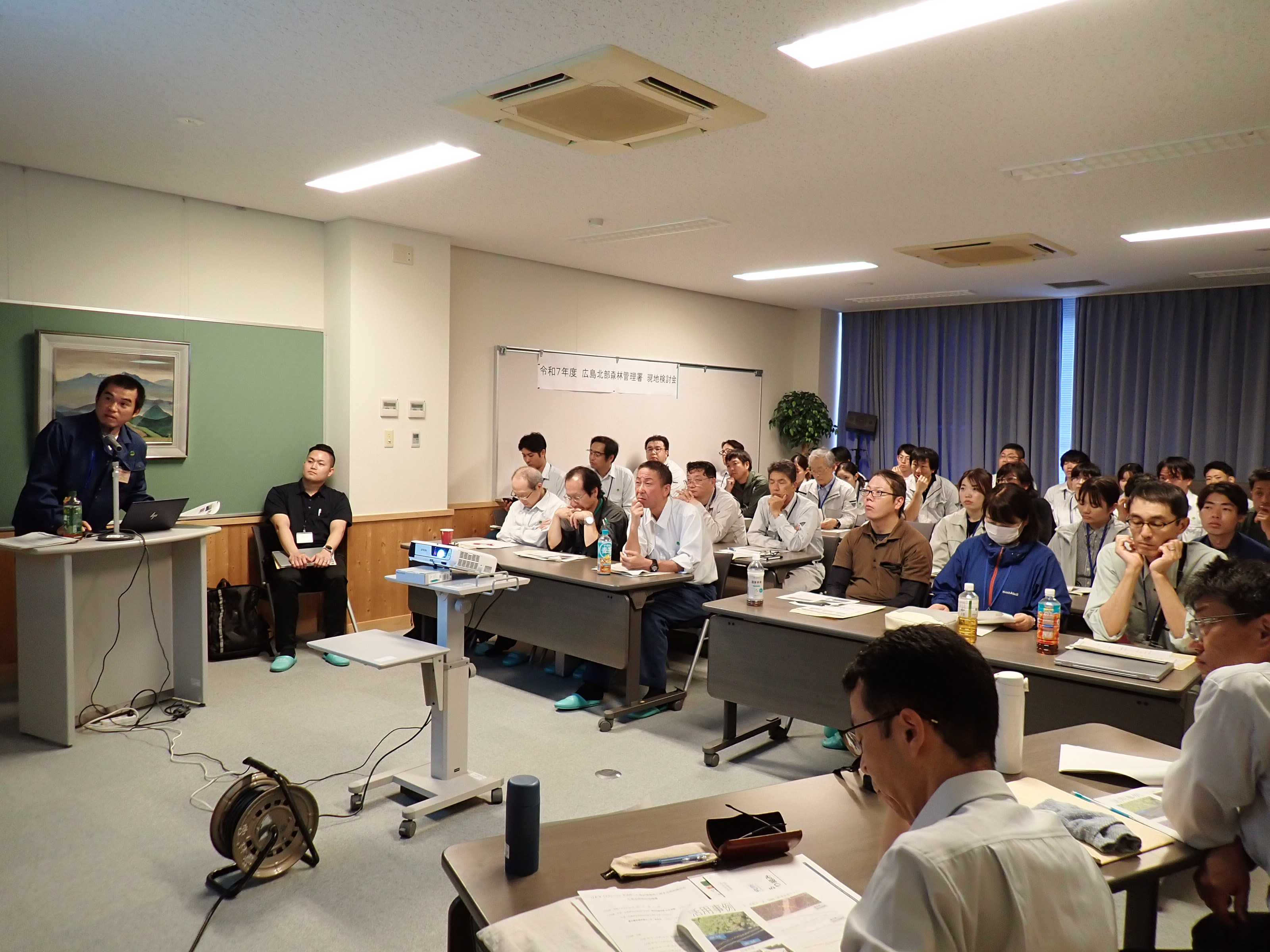 室内会場においてQGIS等の活用方法を参加者へ説明