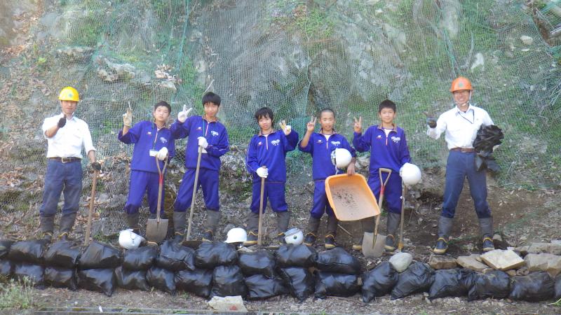 １５６１沢山の土のう作り