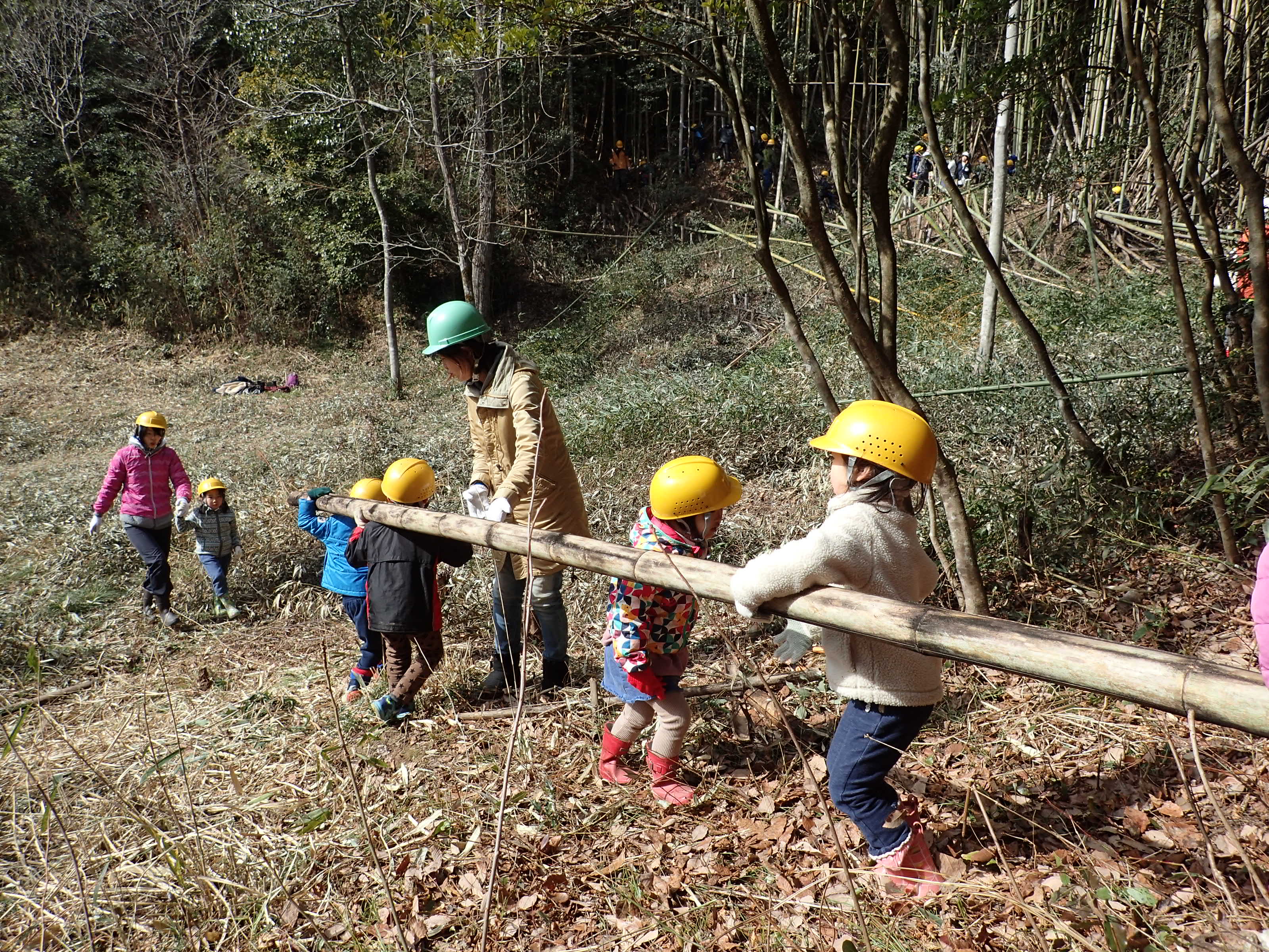 小さな子供たちも力を合わせて