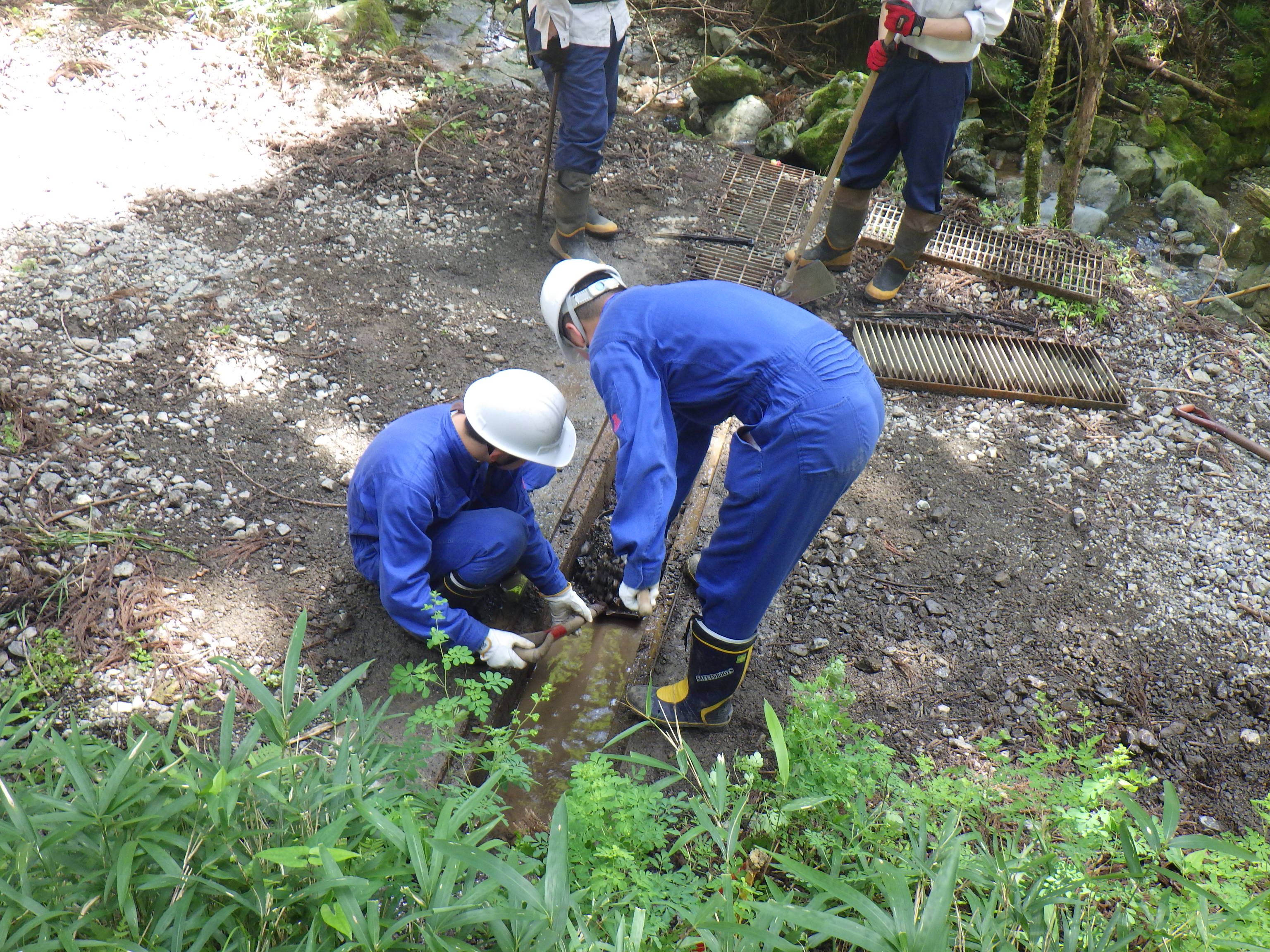 【横断溝(林道)の土砂撤去】