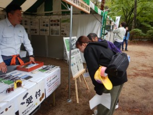 展示パネルに関心を持っていただきました