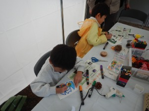 松ぼっくりを使ってコウモリを作りました