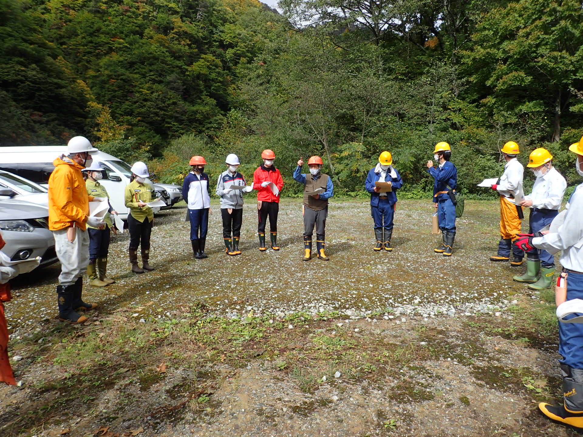 柳井石川県立大学教授(技術検討会座長:写真右)による種子採取にあたっての説明