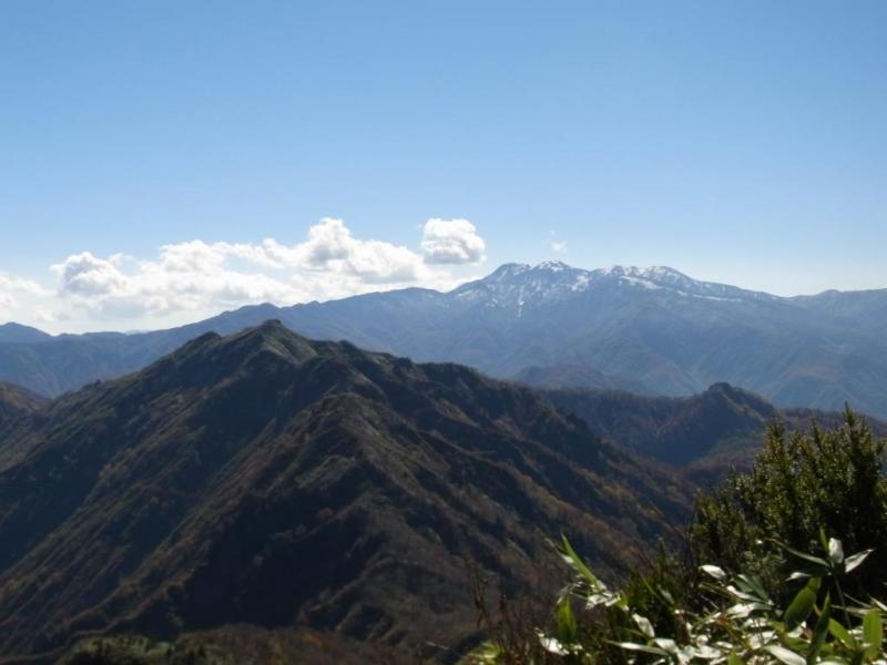 初冠雪の白山（手前は笈ヶ岳）