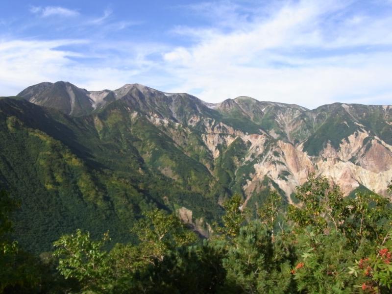 白山の尾根(左から御前峰、剣ヶ峰、大汝峰、七倉山）