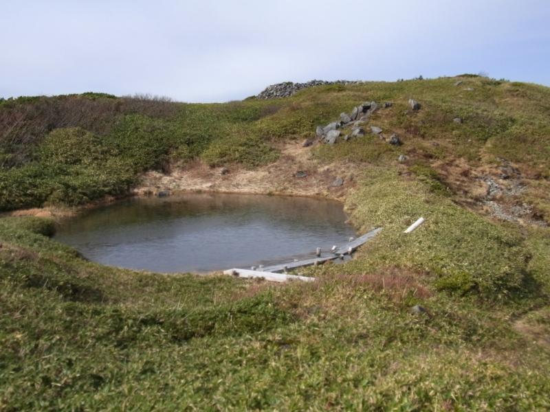 薄氷の張った天池