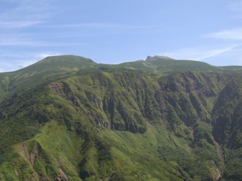 大汝峰(左）、御前峰(右）