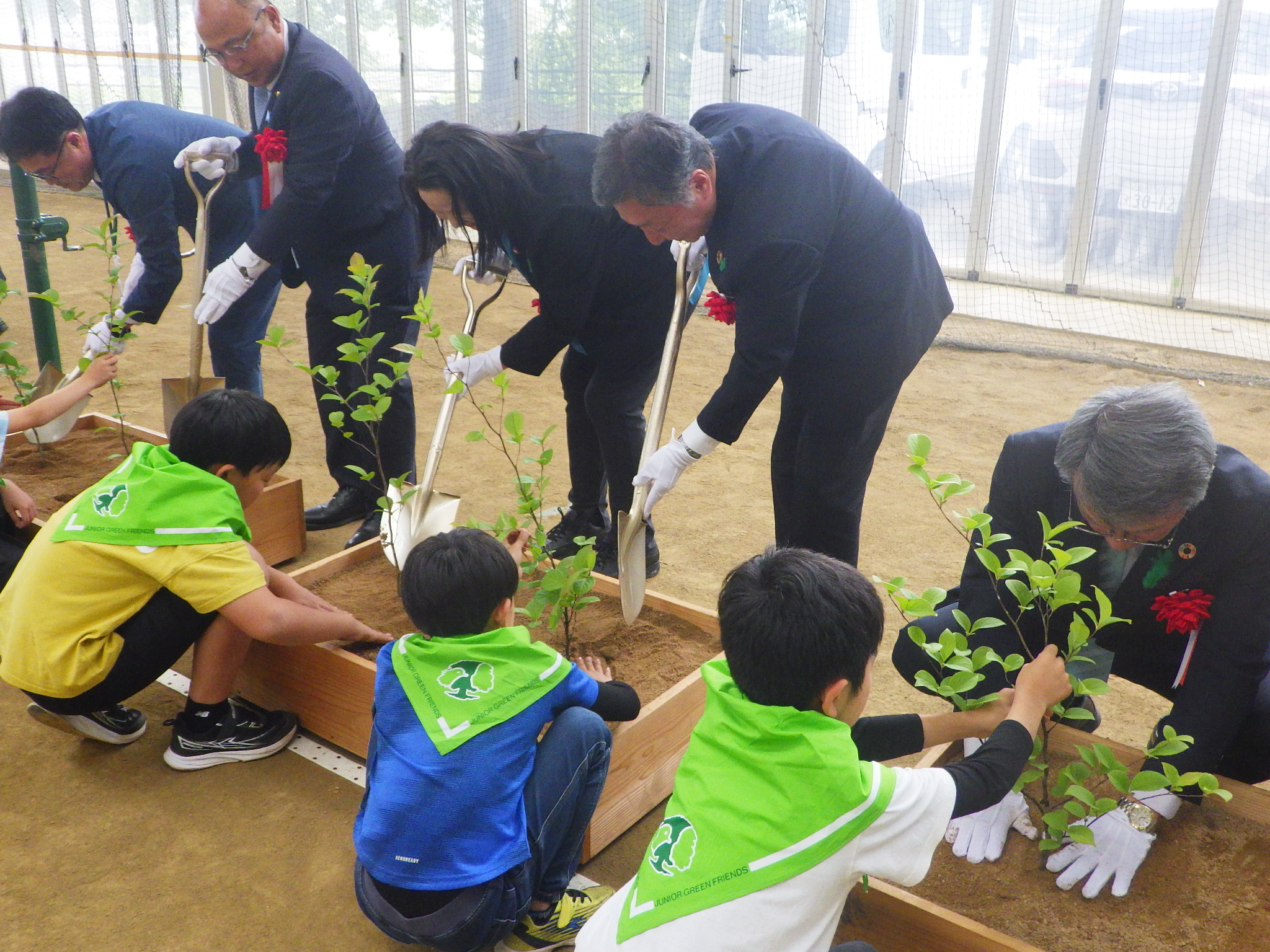 第69回鳥取県植樹祭での代表植樹の様子（鳥取森林管理署）