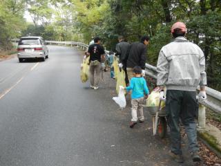 道路際の清掃活動を行う参加者