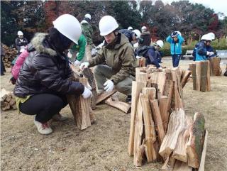 薪を結束する参加者