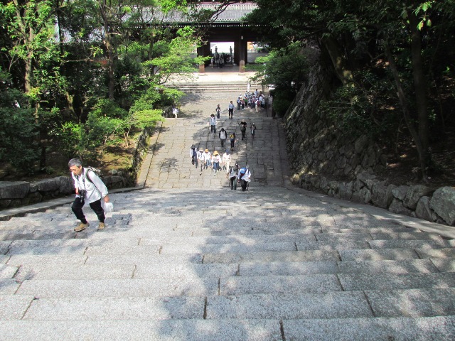 山門から石段