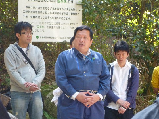 挨拶を述べる外山所長
