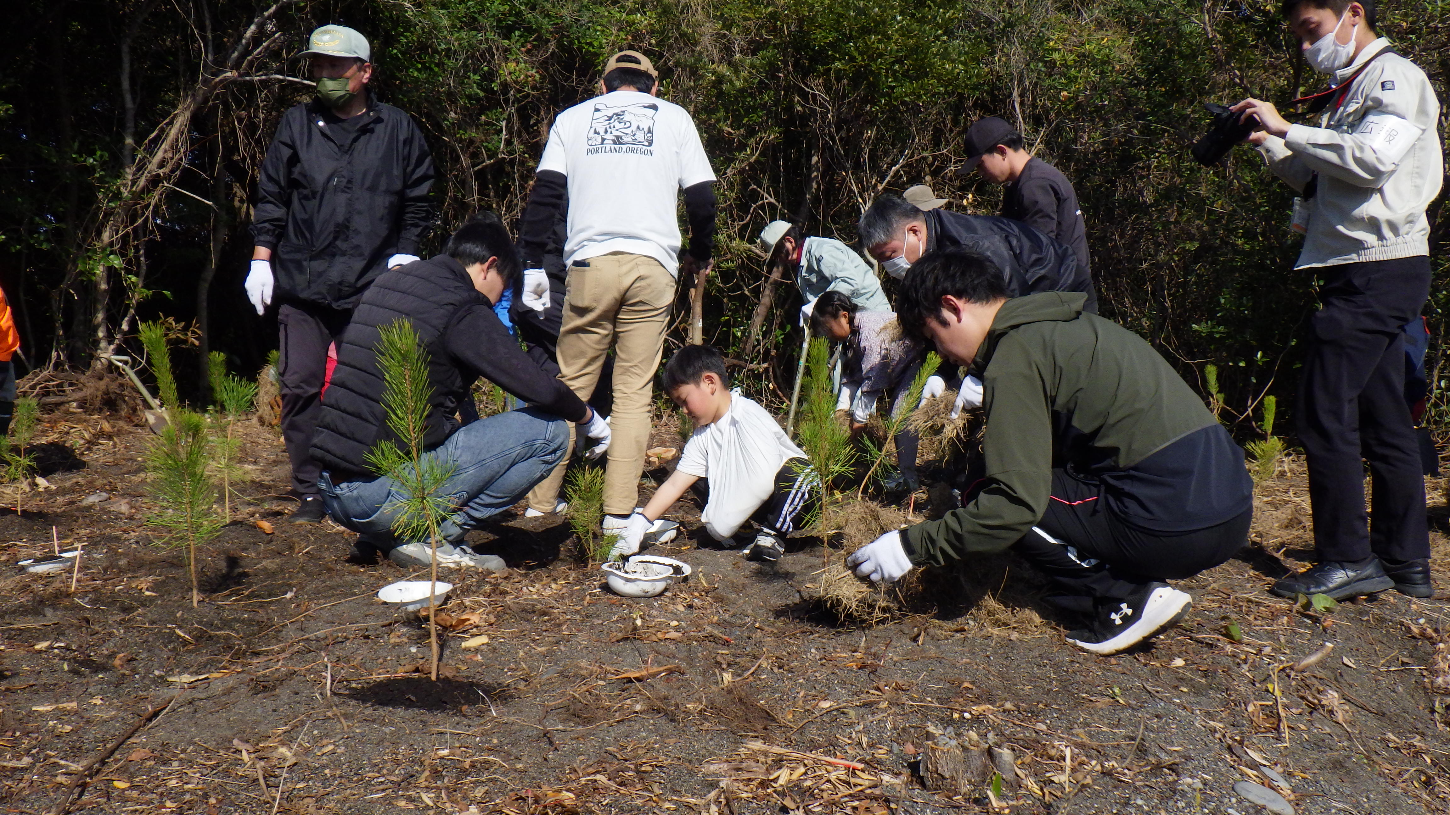 御浜会場での植栽作業のようす近景