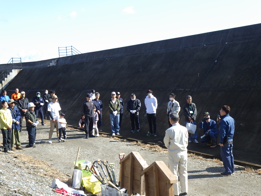 御浜会場でのあいさつのようす