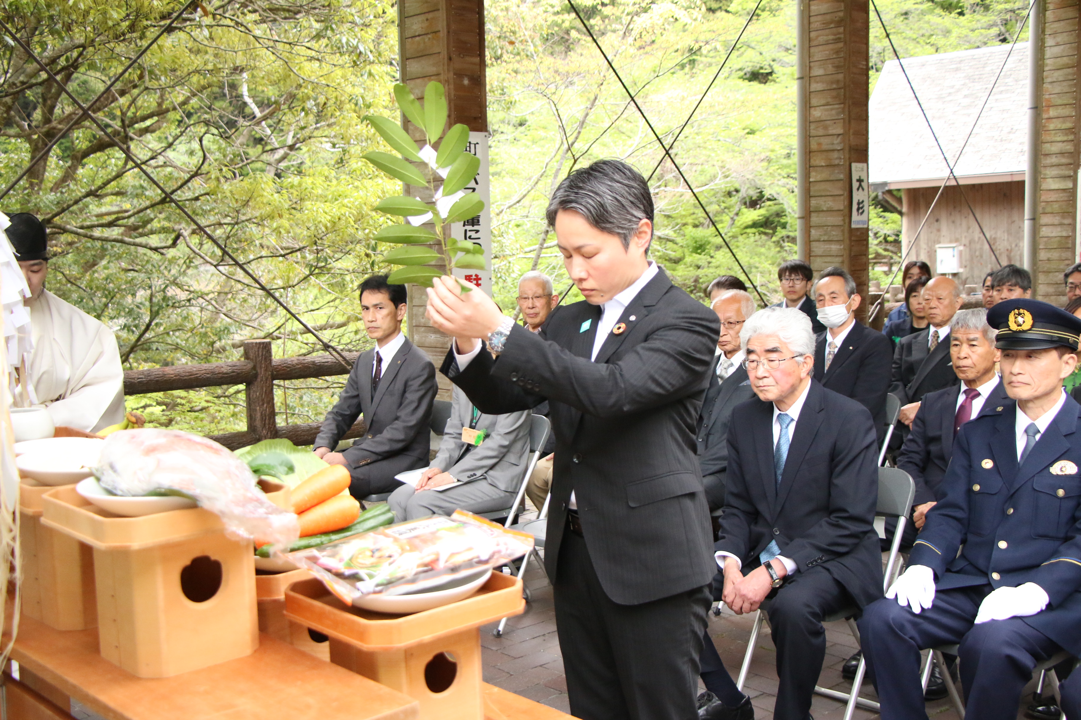 【玉串奉奠(たまぐしほうてん)の様子】大台町長