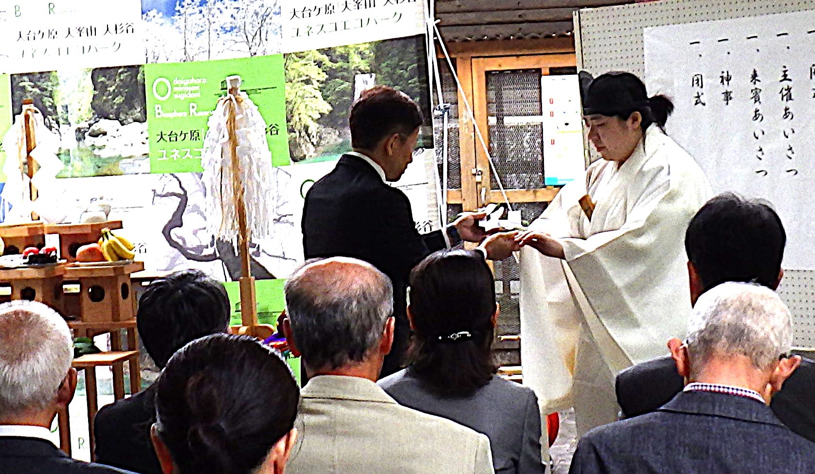 【玉串奉奠(たまぐしほうてん)の様子】三重森林管理署長