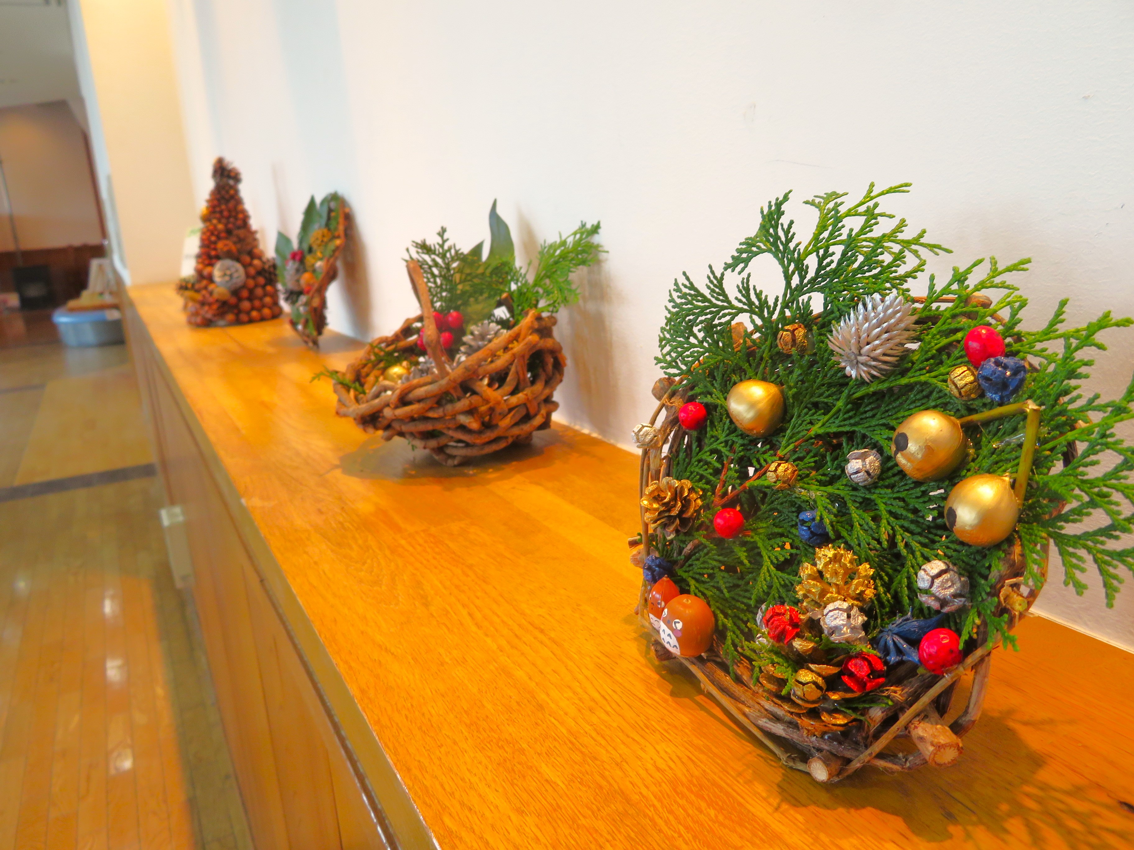 飾りを使った工作の一例の画像