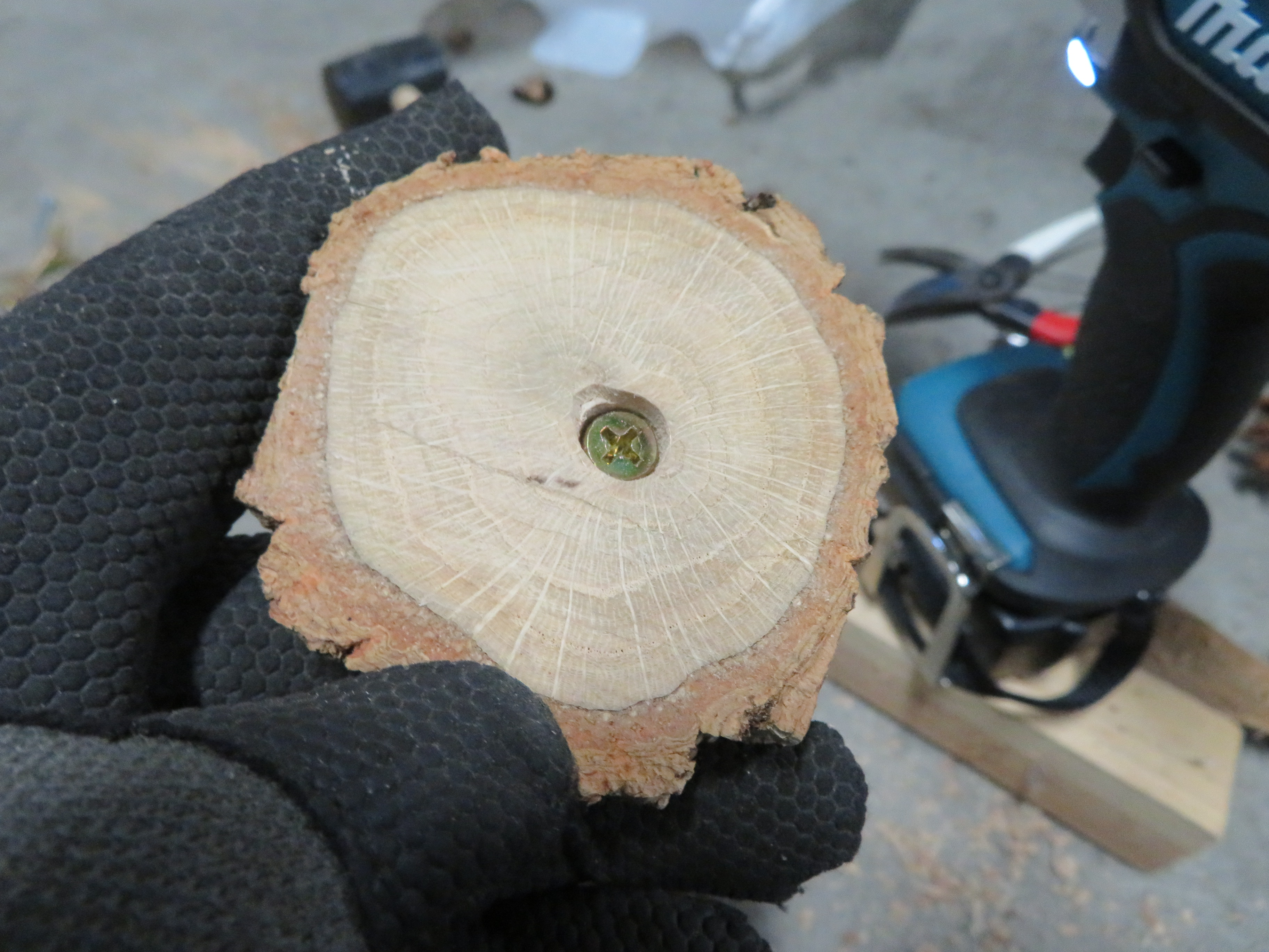 穴にネジを差し込んでいる様子